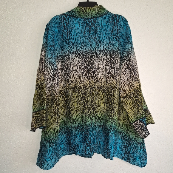 Multiples Plus Size 3X Crinkle Animal Print V-Neck 3/4 Sleeve Button Top - Picture 2 of 7